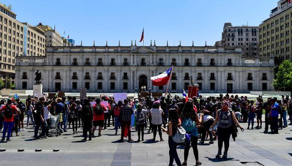 El cambio de gabinete anunciado por Piñera incentivó nuevas manifestaciones frente al palacio presidencial. (Foto: AFP)