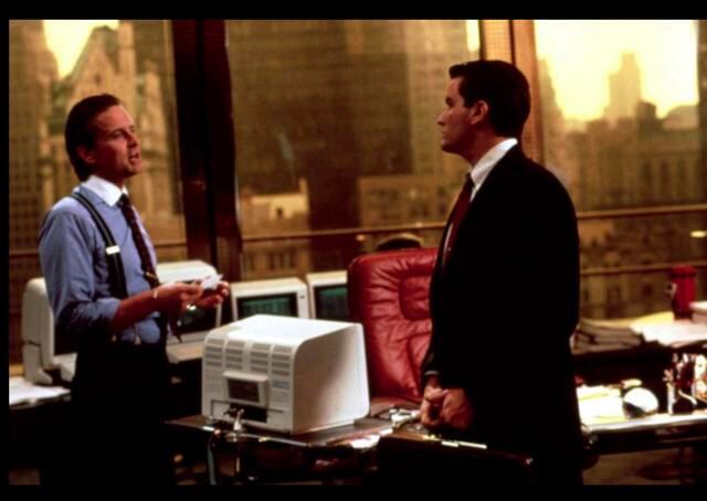 FOTO 8 | El poder y la avaricia (Wall Street)
En 1987, el director Oliver Stone hizo a Gordon Gekko (Michael Douglas) uno de los personajes más infames en la historia del cine con su frase “La avaricia es buena”. La película se centra en las decisiones ilegales y poco éticas hechas por Bud Fox (Charlie Sheen) para convertirse en un ricachón como Gekko, un invasor corporativo.

¿Por qué verla? No te vendas únicamente por el dinero. Recuerda, ser un emprendedor no es sólo sobre volverte rico y famoso.