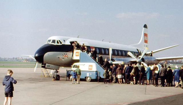 FOTO 10 | Un BEA Viscount 800 recibiendo a sus pasajeros. El Viscount es el avión de pasajeros británico más exitoso que se haya desarrollado y estuvo en servicio desde 1948 hasta 1964. (Foto: The History Press)