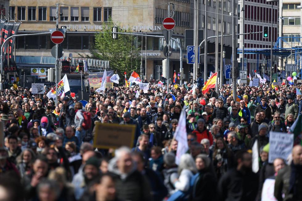 Las autoridades locales dispusieron un fuerte contingente policial para impedir los encontronazos con grupos de signo contrario que pretendían salirles al paso. Imagen de la protesta en la ciudad de Stuttgart. (Texto: EFE / Foto: Reuters).