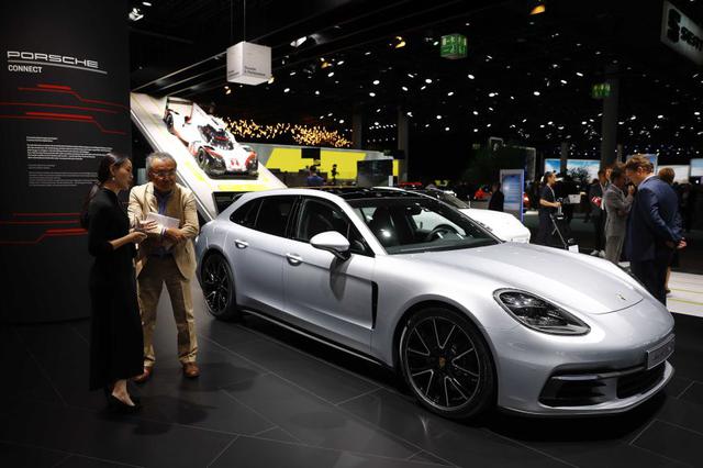 FOTO 2 | Una transmisión de ocho velocidades Porsche Doppelkupplung (PDK) de cambio rápido y doble embrague está acoplada al sistema motor del vehículo para distribuir la potencia generada a las cuatro ruedas a través del sistema de tracción total Porsche