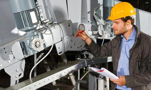 2)  Contar con conocimiento en matemática, física, lenguaje y química.