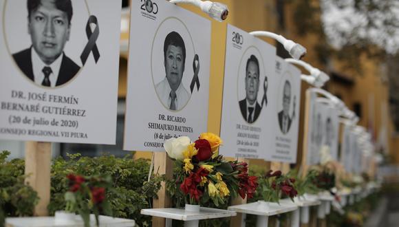 Carteles con los retratos de los médicos que murieron luchando contra el coronavirus permancen colocados en las instalaciones del Colegio Médico del Perú. (Foto: archivo/ Anthony Niño de Guzmán / GEC)