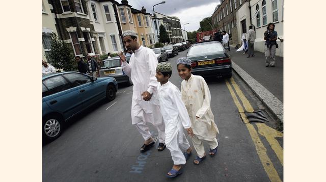 La población musulmana aumentará más porque es relativamente joven y muestra altas tasas de fertilidad. En el mundo, los musulmanes tienen la tasa de fecundidad más alta, un promedio de 3.1 hijos por mujer. Siguen los cristianos, 2.7 hijos por mujer, hind