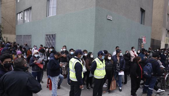 Algunas personas esperaron por más de cinco horas en busca de conseguir sus pasaportes. (Foto: Hugo Pérez)