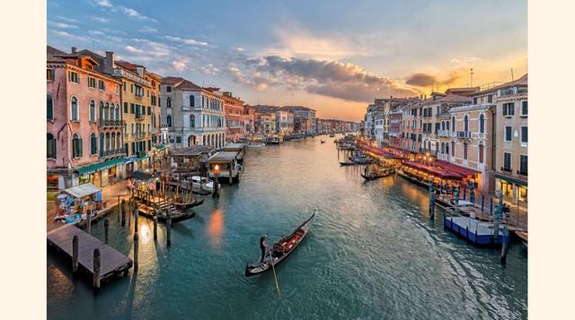 Venecia (Italia). En la imagen, una góndola cruza uno de los canales de Venecia. (Foto: msn)