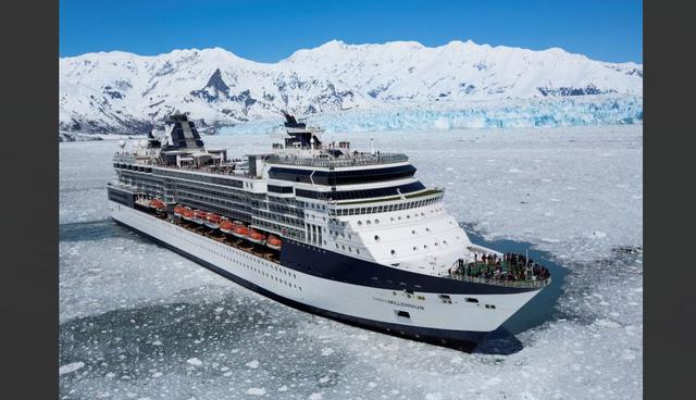 FOTO 14 | Antártida. El retroceso de los glaciares podría agregar un sentido de urgencia a los viajeros que desean explorar el séptimo continente. Para ver de primera mano lo que está pasando y para comprender la amenaza global mucho más amplia del derretimiento (los cruceros exploran las heladas aguas de la Antártida desde noviembre hasta marzo). Te acercarás a los icebergs y glaciares, donde el único sonido que oirás será el del hielo. Verás avistamientos de orcas y cachalotes, elefantes marinos y pingüinos. (Foto: Youtube)