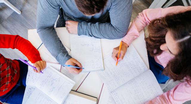 FOTO 4 | Dividí los estímulos: Suponiendo que tenés 4 horas para estudiar el día de hoy y que las primeras tres las dedicás al estudio de temas nuevos y la última a su repaso. Te recomendamos que esta última sea separada de las otras dos. En ese caso estarías duplicando el estímulo diario a dos franjas de estudio distintas y eso puede ayudarte a fijar conocimientos ya que la parte de repaso la podés hacer mejor descansado que si lo intentas después de 3 horas de lectura o estudio. (Foto: Freepik)
