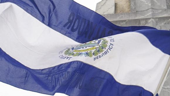 Un manifestante ondea la bandera de El Salvador durante una protesta antes del discurso sobre el estado de la unión de Nayib Bukele, presidente de El Salvador, en la plaza Salvador del Mundo en San Salvador, El Salvador, el miércoles 1 de junio de 2022.