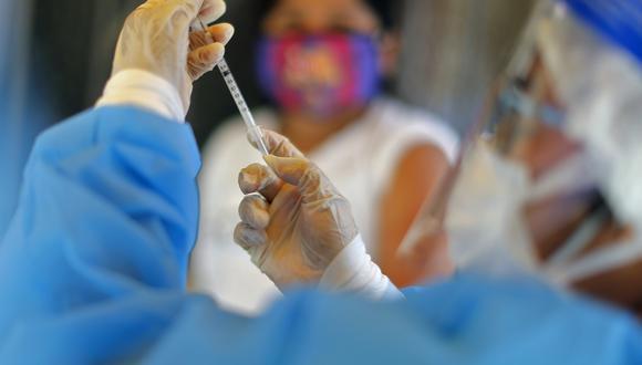 Continúa la vacunación contra el coronavirus (COVID-19) en Perú. (Foto: AFP)