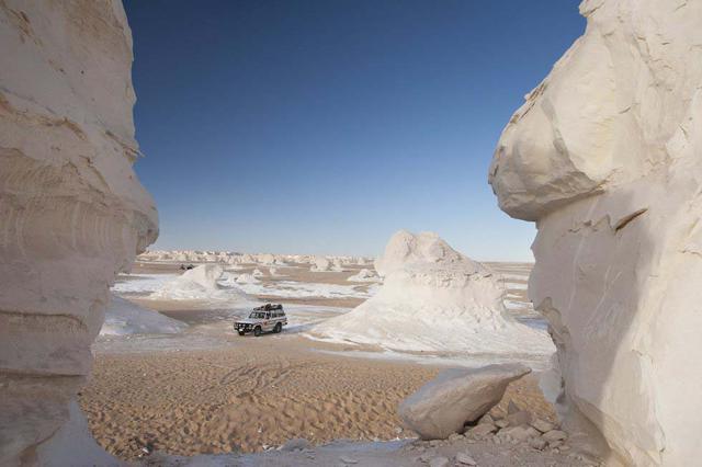 Desierto blanco de Farafra (Egipto). Los que han visitado este lugar aconsejan acampar una noche en este parque nacional cerca de la ciudad de Farafra, en el oeste de Egipto, y contemplar las estrellas desde su inmensidad caliza.