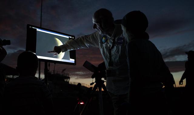 15. Las imágenes transmitidas por la NASA fueron impresionantes, como la registrada en el Océano Pacífico por el avión G-III, donde en pleno día se hizo de noche por unos minutos.