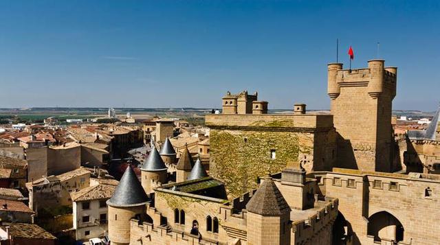 2. Olite, Navarra, España. Navarra siempre ha sido cuna de gentes nobles que dieron forma a localidades como Olite, un pueblo medieval a poco más de media hora de Pamplona. La joya de la corona de su coqueto casco antiguo es, sin duda, su castillo, un lug