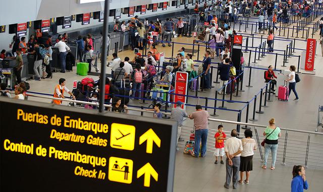 Derecho a transferir el pasaje a otra persona (endoso) o a postergar la realización del servicio, previo aviso a la aerolínea con una anticipación de 24 horas, en el territorio nacional. (Foto: USI)