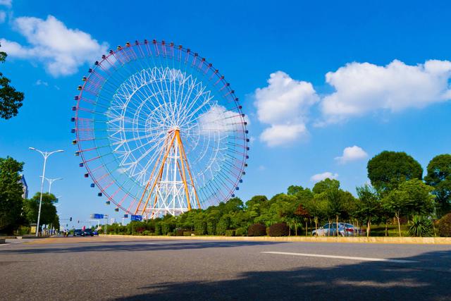 FOTO 20 | 20. Estrella de Nanchang (China) Por detrás de la High Roller (167 metros), en Las Vegas, y de la Singapore Flyer (160), la Estrella de Nanchang, en la ciudad china del mismo nombre (al este del país) es la tercera noria del mundo en altura. Abierta en 2006, alcanza los160 metros y cuenta con capacidad para 420 pasajeros, que se reparten en 60 cabinas que no se detienen en ningún momento. Eso sí, la contaminación impide a veces disfrutar de sus vistas panorámicas durante la media hora que dura el viaje. (Foto: EASTPHOTO AGE)
