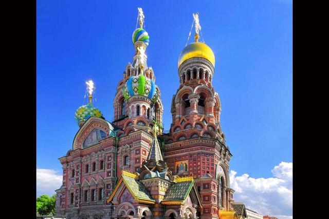FOTO 16 | 16. Iglesia del Salvador sobre la Sangre Derramada, San Petersburgo. También conocida como la Iglesia de la Resurrección de Cristo, fue construida en el lugar en donde el zar Alejandro II fue asesinado. La iglesia, que tiene un estilo ecléctico, fue diseñada por los arquitectos Alfred Parland y el archimandrita Ignati.