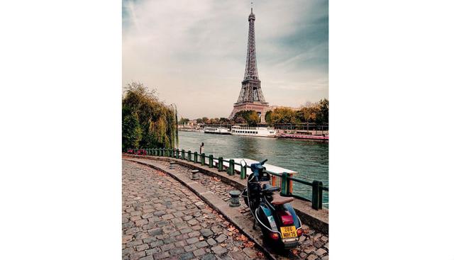La torre Eiffel atraviesa un proceso de mantenimiento cada 5 años, al ser pintada con unas 50 toneladas de pintura, generalmente gris. (Foto: Pinterest/John&TinaReid)