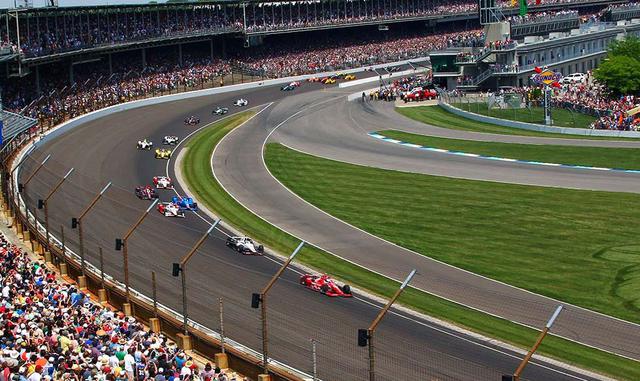 Cada vuelta de la carerra, de 500 millas, tiene una longitud de 2.5 millas o 4,023 metros.