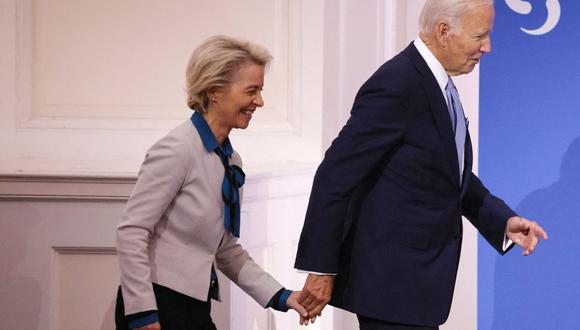 En esta foto de archivo tomada el 21 de septiembre de 2022, el presidente de los Estados Unidos, Joe Biden, lleva al escenario a la presidenta de la Comisión Europea, Ursula von der Leyen, al final de la Séptima Conferencia de Reabastecimiento del Fondo Mundial en Nueva York. (Foto de Ludovic MARIN / AFP )