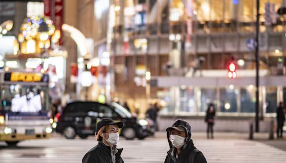 La gente se para en un cruce peatonal en el distrito de Shibuya en Tokio, el pasado 8 de enero de 2021, durante el primer día del estado de emergencia por la pandemia del coronavirus. (Philip FONG / AFP)