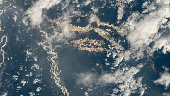 Según explicó la NASA, los “ríos de oro” captados en las imágenes son, al parecer, pozos excavados para la minería ilegal (Foto: BBC)