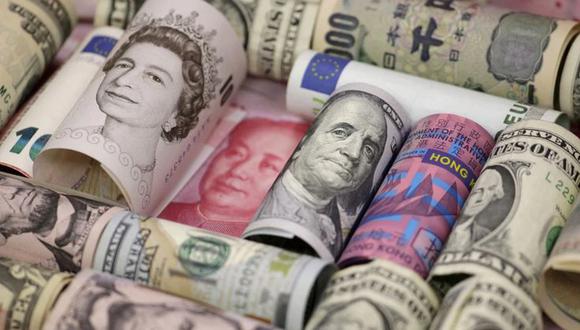 Imagen de archivo ilustrativa de billetes de euros, dólares hongkoneses, dólares estadounidenses, yenes japoneses, libras esterlinas y yuanes chinos tomada el 21 de enero, 2016. (Foto: REUTERS/Jason Lee/Ilustración)