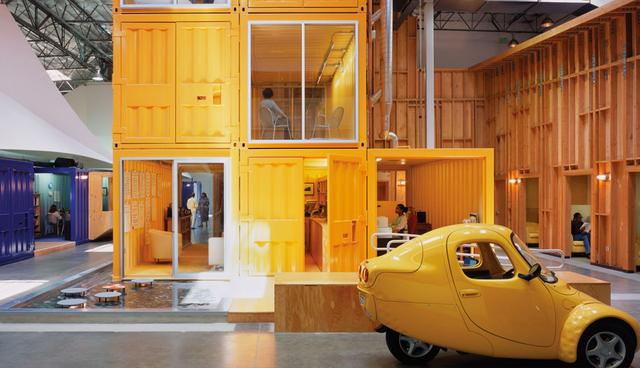 FOTO 19 | 19. Pallotta Teamworks – California.

Esta oficina se diferencia de todas las demás que aparecen en esta lista, y la razón es su presupuesto. La partida estuvo limitada a sólo 40 dólares por pie cuadrado, lo que obligó a los diseñadores a ser creativos, y vaya que lo fueron.

Optaron por personalizar unos cuantos contenedores de carga para transformarlos en oficinas, dentro de un gran depósito. Este diseño único con colores frescos da vida a este interesante ambiente de trabajo, el cual no sólo resultó ser económico por los materiales usados sino también por la facilidad de construcción. (Foto: viralismo)