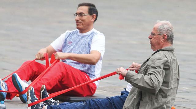 El ministro de Educación, Jaime Saavedra, se libró por poco de la gimnasia, ya que volvía de una actividad y se encontraba vestido formalmente.