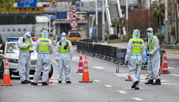 Según el estudio de la Universidad de Fudan, una ola de contagios sin controlar provocaría un “tsunami de casos de COVID-19” que llegaría a provocar hasta 112 millones de infecciones sintomáticas y 1.55 millones de decesos. (Foto por Héctor RETAMAL / AFP)