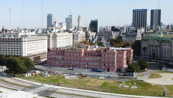 Vista aérea de la casa de gobierno Casa Rosada (centro), el edificio del Ministerio de Economía (izquierda) y el banco Banco Nación en Buenos Aires, el 28 de mayo de 2021, en medio de la pandemia de coronavirus. (JUAN MABROMATA / AFP).