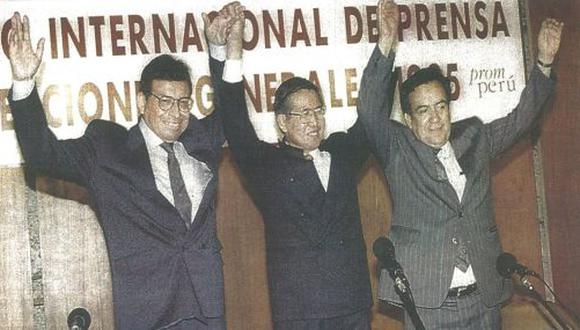 El presidente Fujimori, junto con sus vicepresidentes Ricardo Márquez y César Paredes Canto. Saluda con las manos en alto durante la conferencia de prensa que ofreció anoche