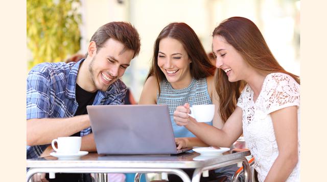 Youtubers. Gracias a YouTube y otras plataformas de vídeo surgieron personas conocidas como youtubers, siendo algunos de ellos exitosas estrellas que atraen a millones de personas.