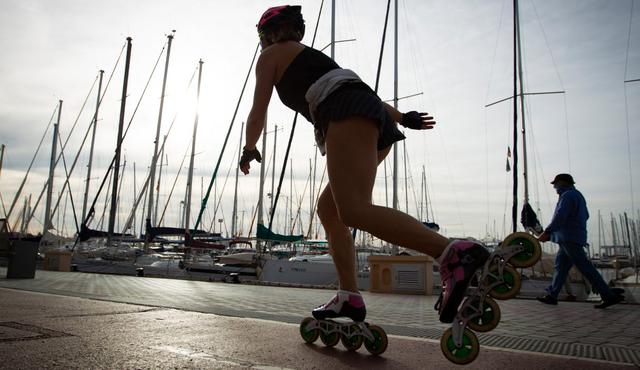Una mujer patina en Palma de Mallorca este 2 de mayo de 2020 durante las horas permitidas por el gobierno para salir y hacer ejercicio. (JAIME REINA / AFP)