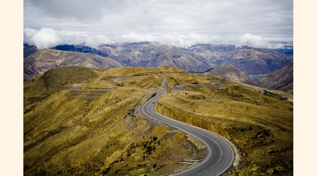 Por el oeste, el corredor vial llega a la costa peruana por tres salidas: San Juan de Marcona (Ica), Matarani (Arequipa) e Ilo (Moquegua).