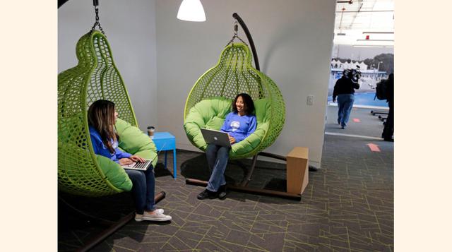 Estas cápsulas colgantes en la oficina de Google en Chicago se ven súper cómodas y pueden servir como un espacio para reuniones. (Foto: AP)