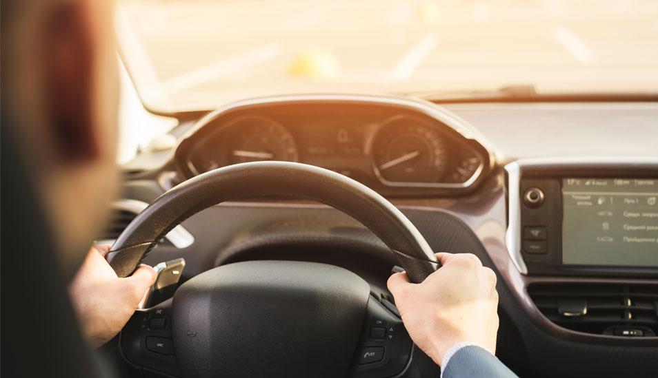 FOTO 1 | 1.     Antes de subir a un vehículo evite tomar bebidas alcohólicas. Recuerde que una mala decisión puede ser la causa de accidentes mortales. No sea parte de las cifras fatales. (Foto: Freepik)