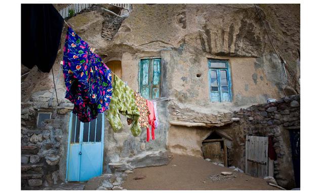 FOTO 9 | Kandovan, Irán. Los habitantes locales viven aquí en viviendas trogloditas que son similares a las que se encuentran en las formaciones rocosas de Capadocia, Turquía. Tiendas, almacenes y un hotel han sido tallados en la piedra junto a las casas 