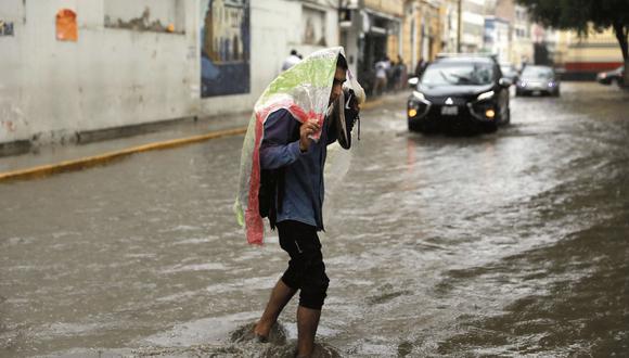 La falta de un sistema de drenaje en Piura provoca que las calles se conviertan en riachuelos después de varias horas de lluvia. Esta situación se repite todos los años por falta de trabajos en las calzadas. (Foto: GEC)