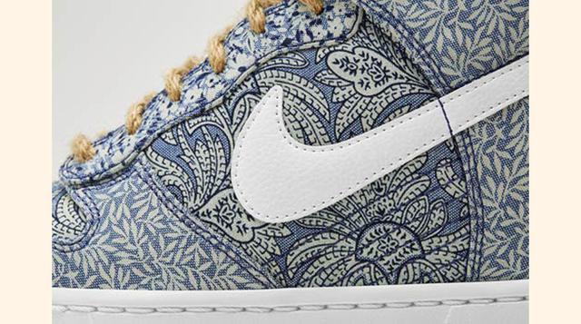 Liberty. Los motivos florales de la tienda londinense decoran las zapatillas en color azul. (Foto: Expansión)