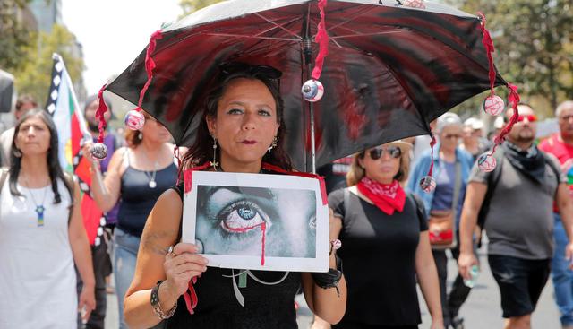 Miles de personas marcharon este sábado en silencio y vestidos de negro por el centro de Santiago de Chile para denunciar la dureza con que la policía trata de contener el mayor estallido social de la democracia chilena. (Foto: AFP)