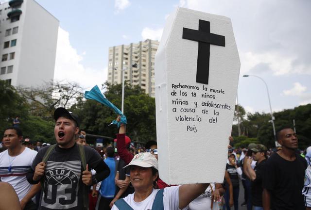 El Gobierno Nacional recordó esta semana a alcaldes y gobernadores que son ellos los responsables del mantenimiento del orden público y les autorizó a decretar el toque de queda, la ley seca y la prohibición del porte de armas si lo consideran necesario. (Foto: EFE)