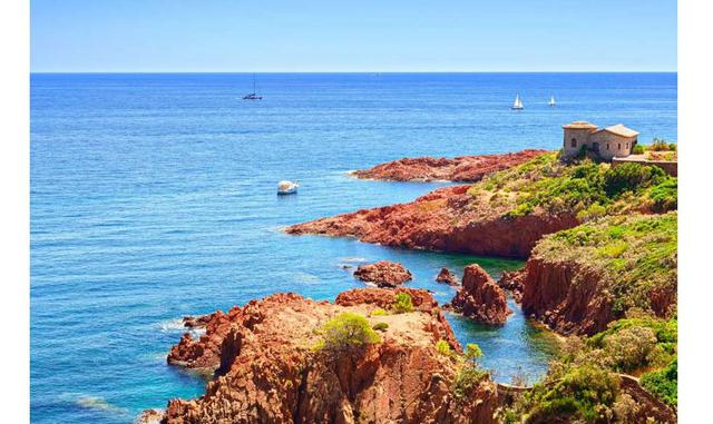 Costa Azul, Francia. A lo largo de la costa del Mediterráneo, desde Marsella hasta la frontera italiana, yace Costa Azul (la Riviera Francesa), con sus hermosas playas, ciudades míticas como Cannes, paisajes montañosos y pueblos clásicos. Arte, cultura, g