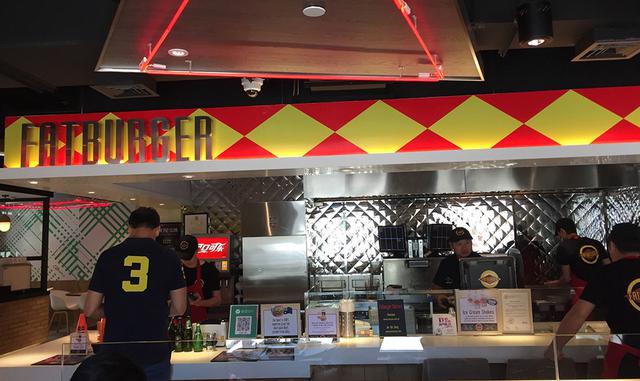 FOTO 6 | Ubicada en el sótano, la hamburguesería Fatburger, con una mezcla de extranjeros y chinos, tiene una mesa de billar de fieltro rojo, siete cervezas de barril y un cantinero que puede preparar rápidamente bebidas congeladas. Otras comidas de la torre incluyen dim sum de Hong Kong, pollo de Hainan, dumplings de Shanghái y ramen japonés.