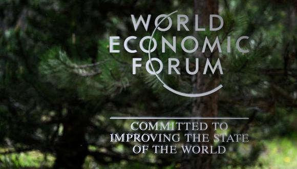 Esta fotografía tomada el 25 de mayo de 2022 muestra un cartel del Foro Económico Mundial (FEM) en el centro de congresos durante la reunión anual del Foro Económico Mundial (FEM) en Davos. (Foto de Fabrice COFFRINI / AFP)