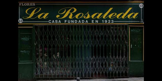 FOTO 13 | En esta imagen, tomada el 19 de abril de 2020, detalle de la entrada a una floristería cerrada durante el brote de coronavirus, en Madrid, España. La Confederación Española de Comercio, que representa a miles de pequeños negocios, dijo que hasta el 30% de sus negocios echarán el cierre definitivo a menos que reciban ayudas gubernamentales. (AP Foto/Bernat Armangue)