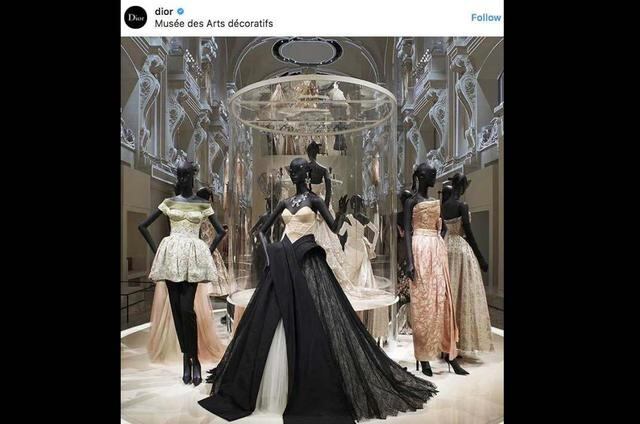 FOTO 7 | Dior. Luego de la Segunda Guerra Mundial Christian Dior decidió brindar su aporte a París desde la industria de la moda, e inició lo que hoy se conoce como una de las marcas más lujosas y glamurosas del mundo. Sus diseños son esa combinación entre lo clásico y lo minimalista siempre tratando de no olvidar esa esencia parisina de los años 50 en la que se fundó la marca.