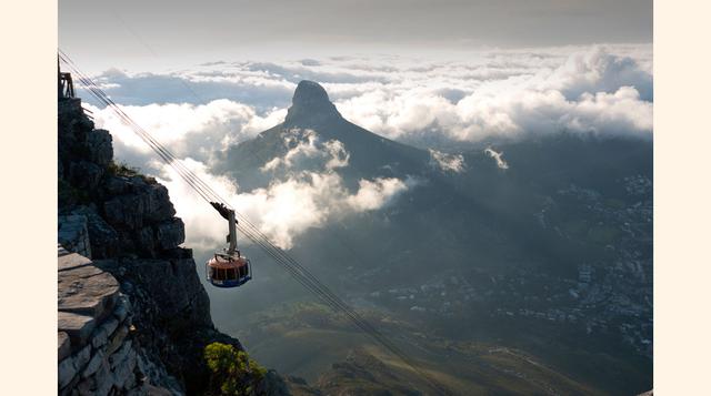 Table Mountain Aerial Cableway (Ciudad del Cabo, Sudáfrica). Desde ¡1929! lleva operando esta ruta de teleférico, que alcanza la Montaña del Cabo, a 1.067 metros de altura. Sin embargo, las cabinas en las que podemos subir ahora no son las que había en la