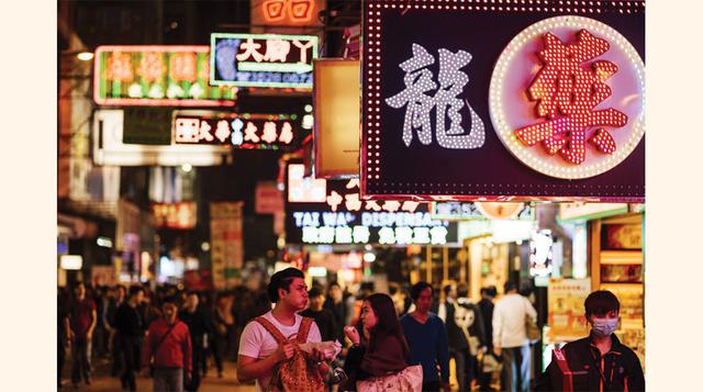 1. Mong Kok, el barrio de Hong Kong que tiene la mayor densidad de población del mundo, es escenario de las andanzas de Batman en &#039;El caballero oscuro&#039;, la segunda entrega de la trilogía del director Christopher Nolan. (Foto: BEN PIPE/CORBIS)
