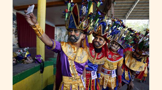Mogpog, Filipinas: Unos penitentes con máscaras, conocidos localmente como Moriones, se hacen una foto durante la Semana Santa, el 21 de marzo.(foto: Erik De Castro/Reuters).