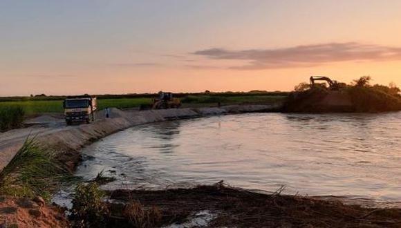 El sábado 29 de abril el dique sufrió una rotura ante el incremento del caudal del río Chira debido a intensas lluvias y que causó la alarma en la población local ante posibles desbordes. (Foto: Ministerio de Vivienda)